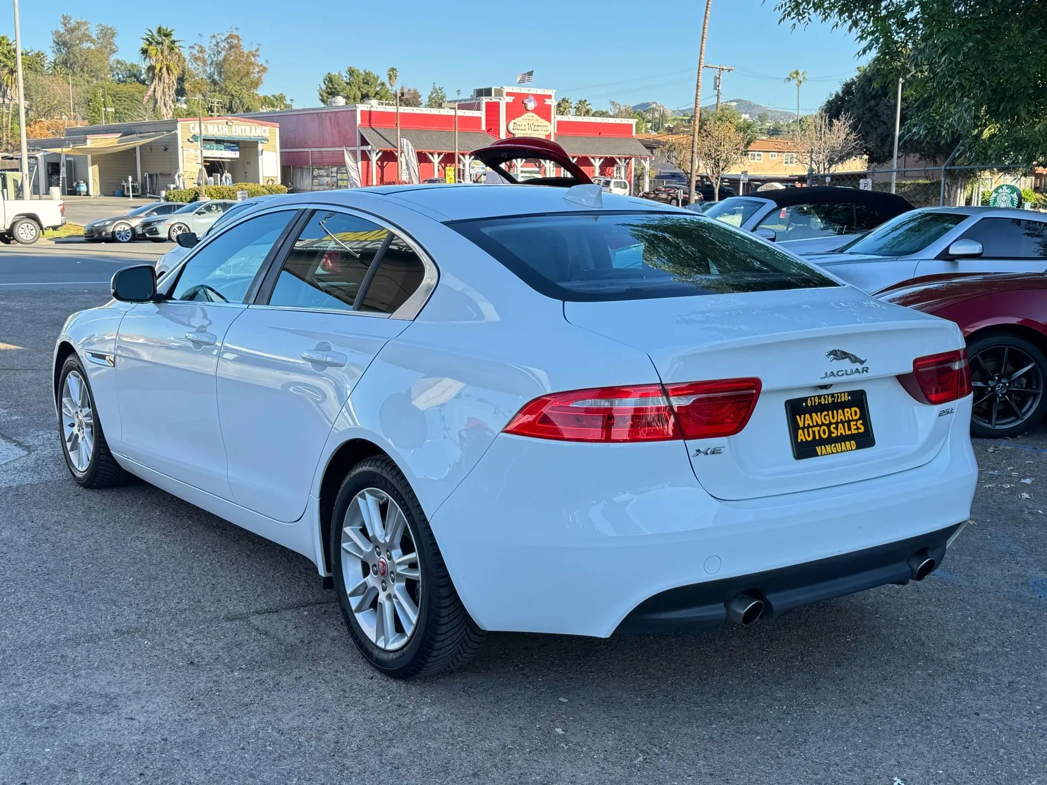 Used 2019 Jaguar XE Premium image 40