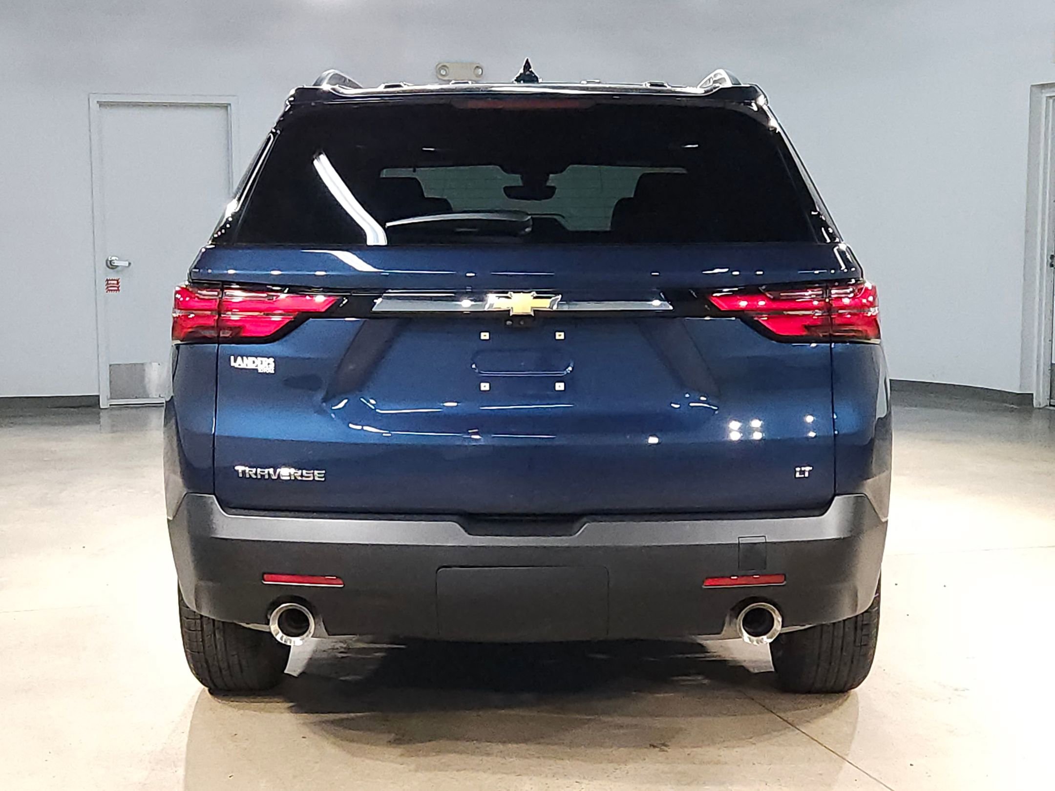 Used 2023 Chevrolet Traverse LT w/ Rear Camera Mirror Package FWD image 6