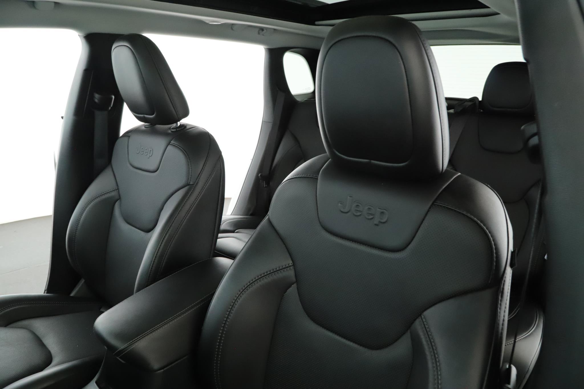 Used 2022 Jeep Cherokee Limited AWD/4WD image 4