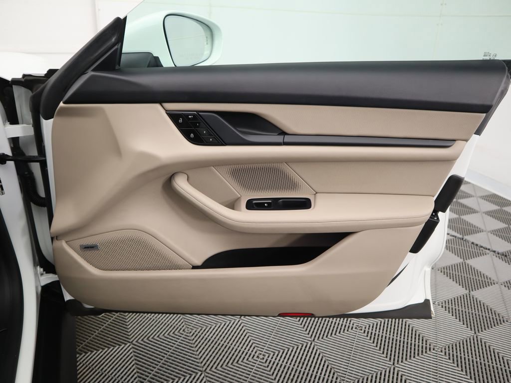 Used 2021 Porsche Taycan image 26