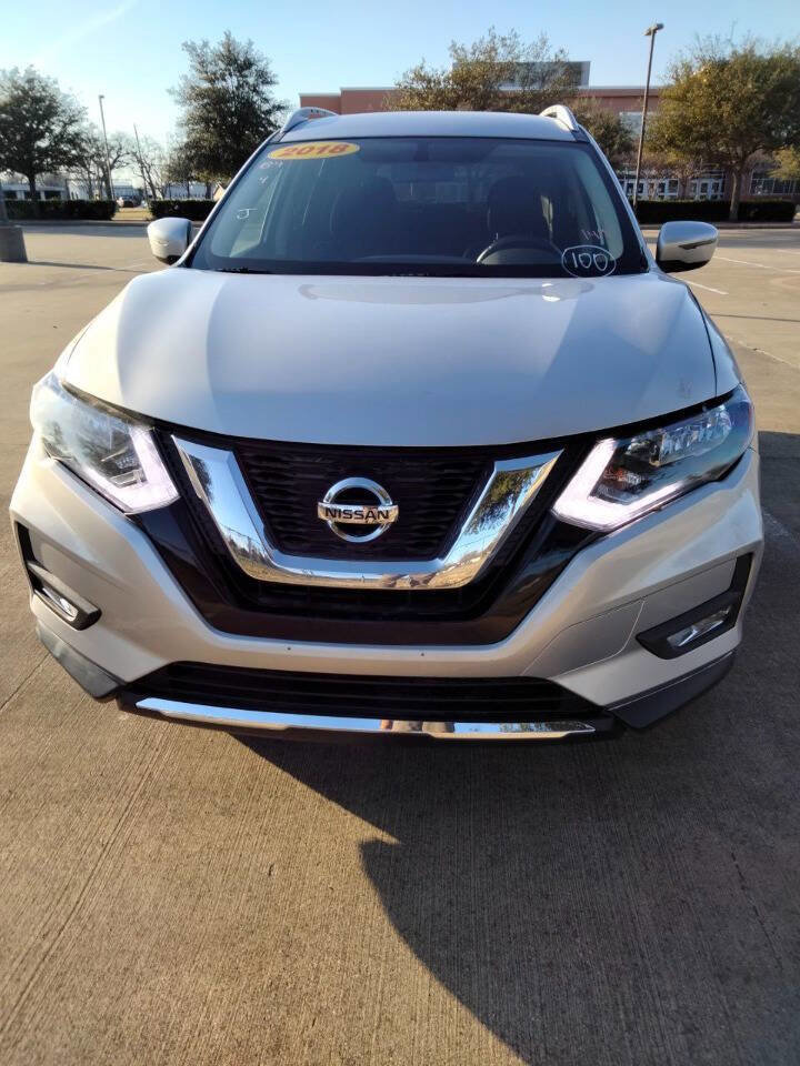 Used 2018 Nissan Rogue SV image 2