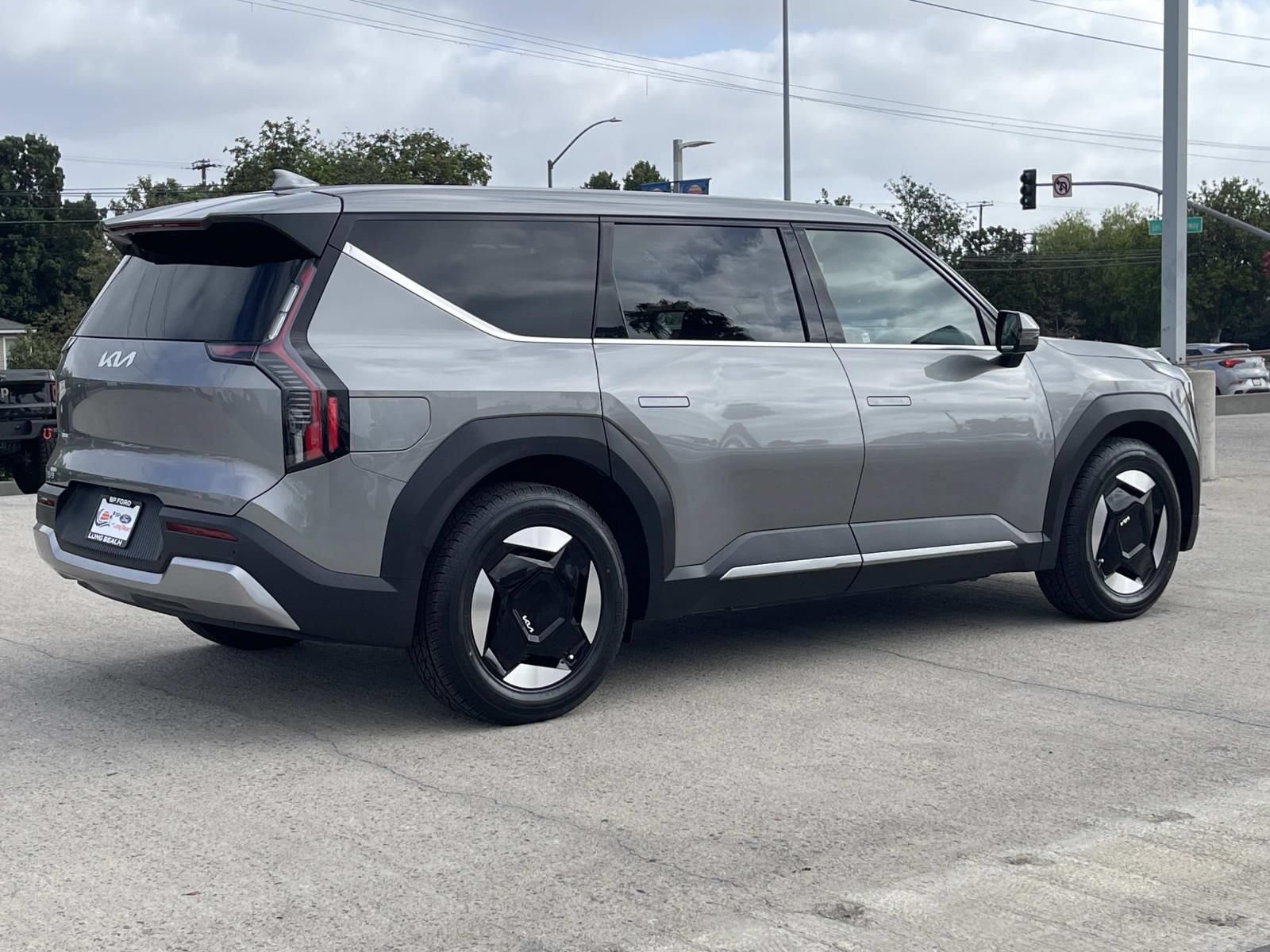 Used 2024 Kia EV9 Light Long Range RWD image 3
