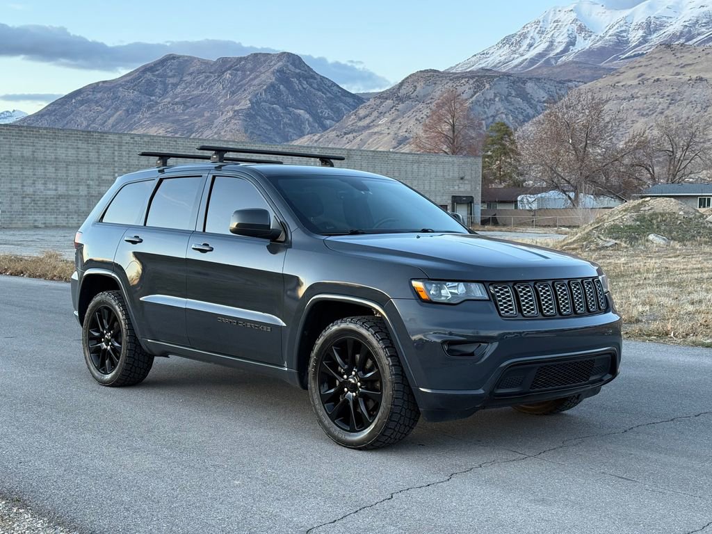 Used 2017 Jeep Grand Cherokee Altitude image 1