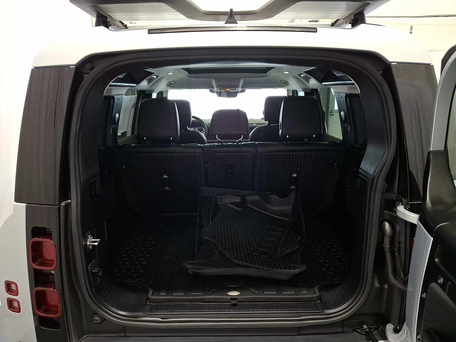 Certified 2023 Land Rover Defender 110 SE AWD/4WD image 28