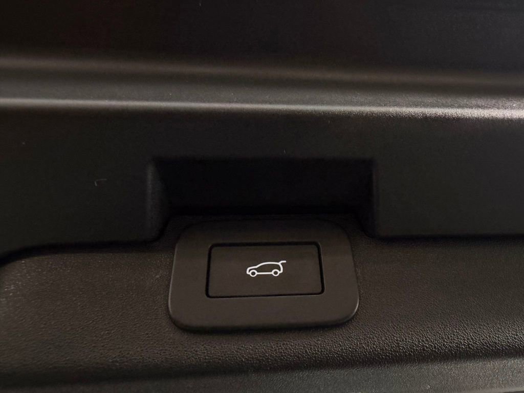 Used 2024 Land Rover Discovery S image 30