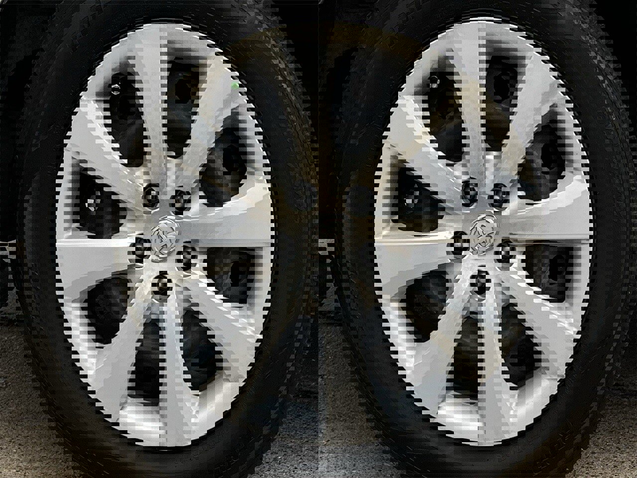 Used 2025 Toyota Corolla LE image 28