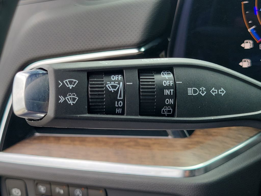 Used 2025 Chevrolet Suburban High Country AWD/4WD image 29