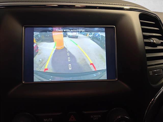 Used 2021 Jeep Grand Cherokee Laredo AWD/4WD image 26