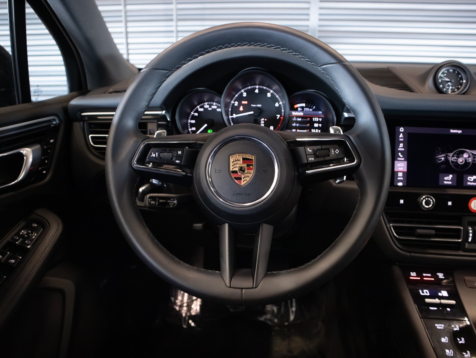 Certified 2023 Porsche Macan AWD/4WD image 15