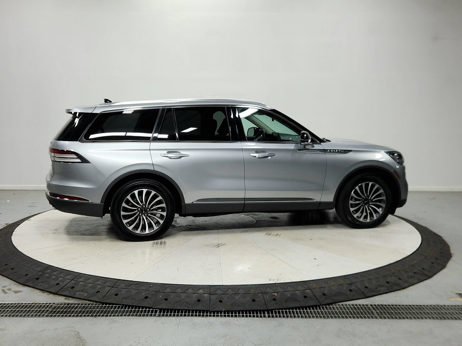 Used 2023 Lincoln Aviator AWD w/ Premium Package image 9