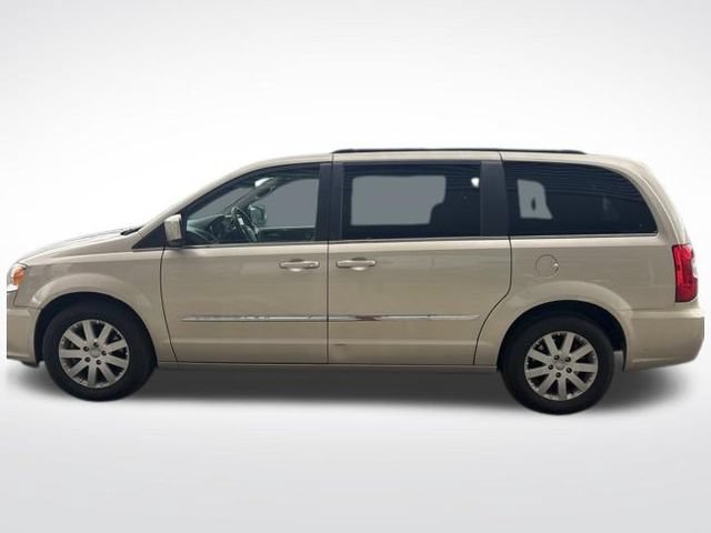 Used 2015 Chrysler Town & Country Touring FWD image 10