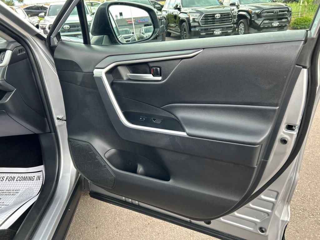 Used 2025 Toyota RAV4 XLE AWD/4WD image 9
