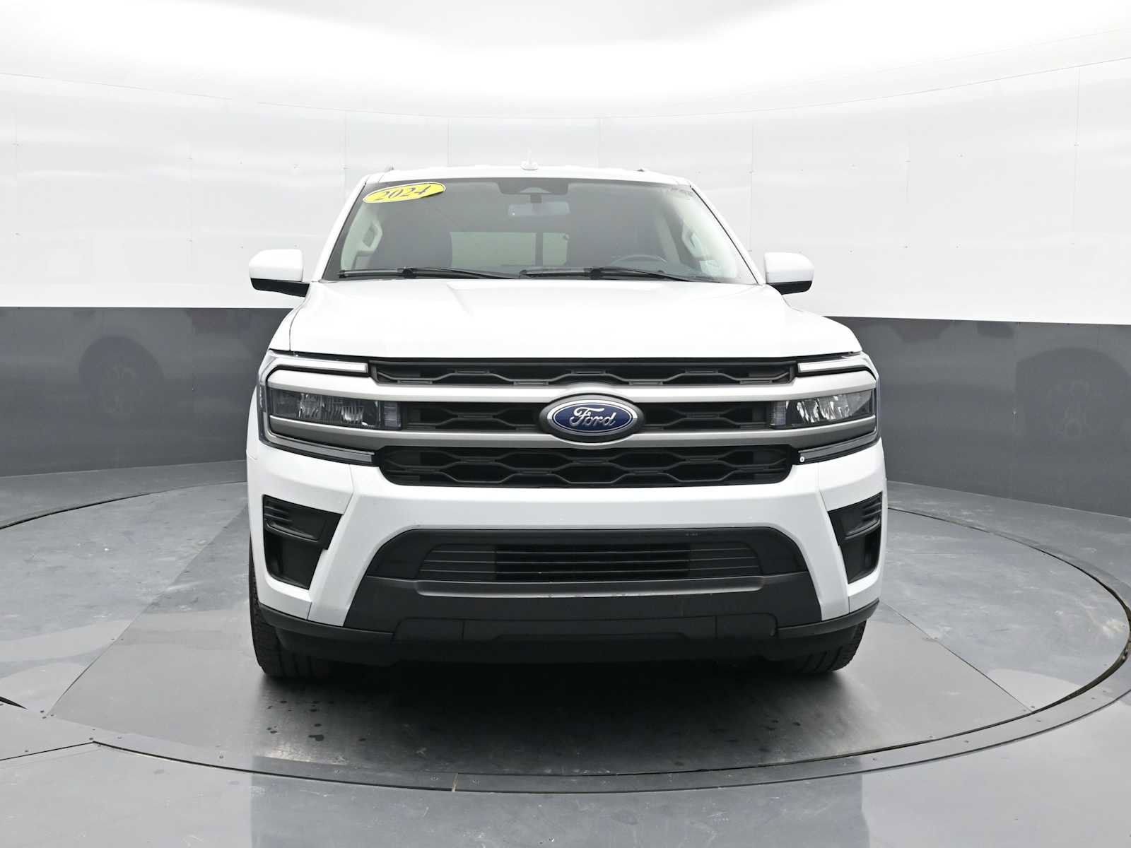 Used 2024 Ford Expedition XLT image 3