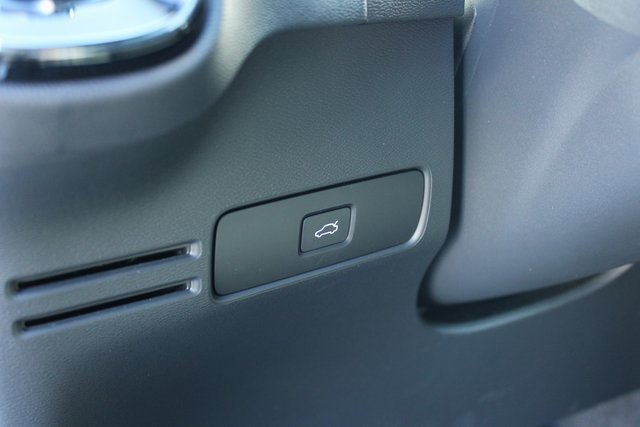 Used 2025 Volvo XC40 B5 Plus image 16