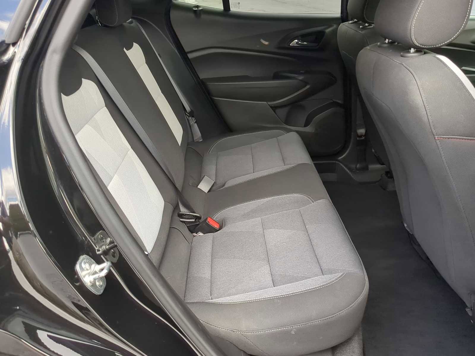 Used 2025 Chevrolet Trax RS w/ Sunroof Package FWD image 25