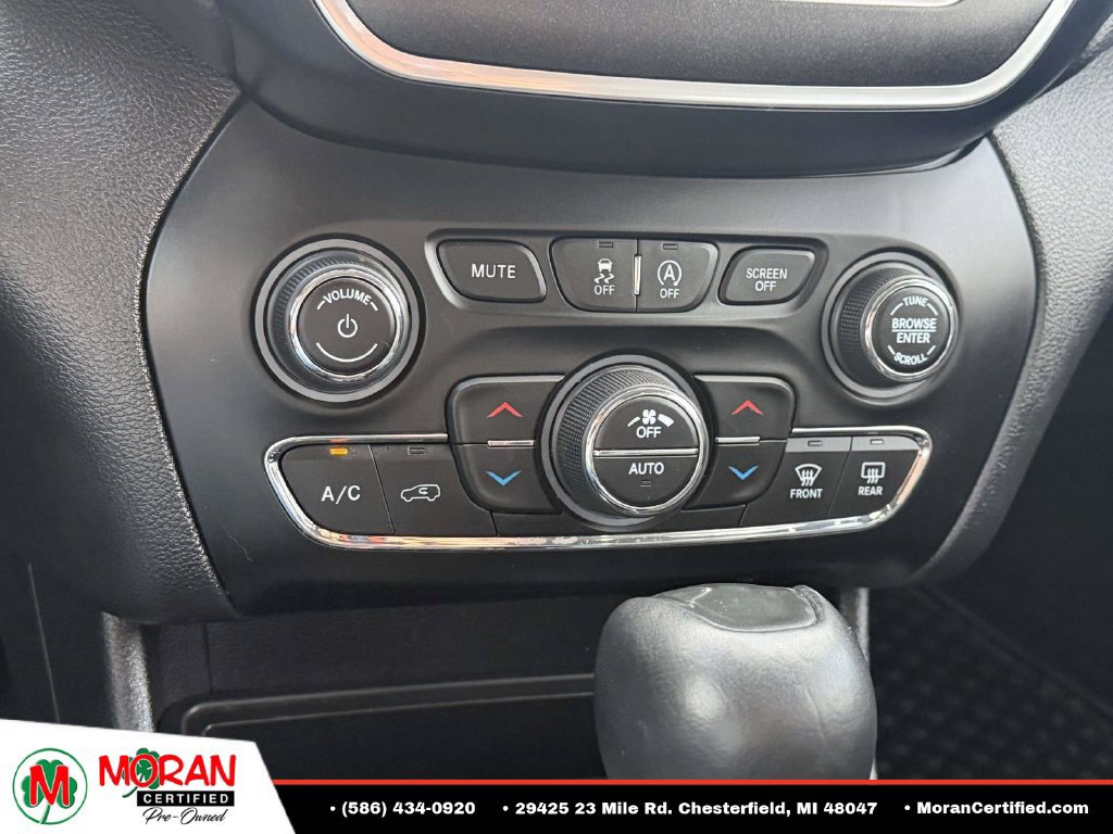 Used 2019 Jeep Cherokee Trailhawk w/ Cold Weather Group AWD/4WD image 22