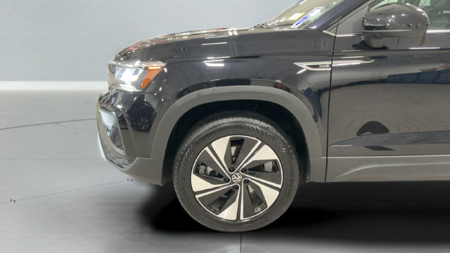 Used 2024 Volkswagen Taos SE w/ Panoramic Sunroof Package AWD/4WD image 26