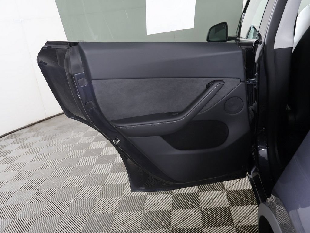 Used 2024 Tesla Model Y Long Range AWD/4WD image 28
