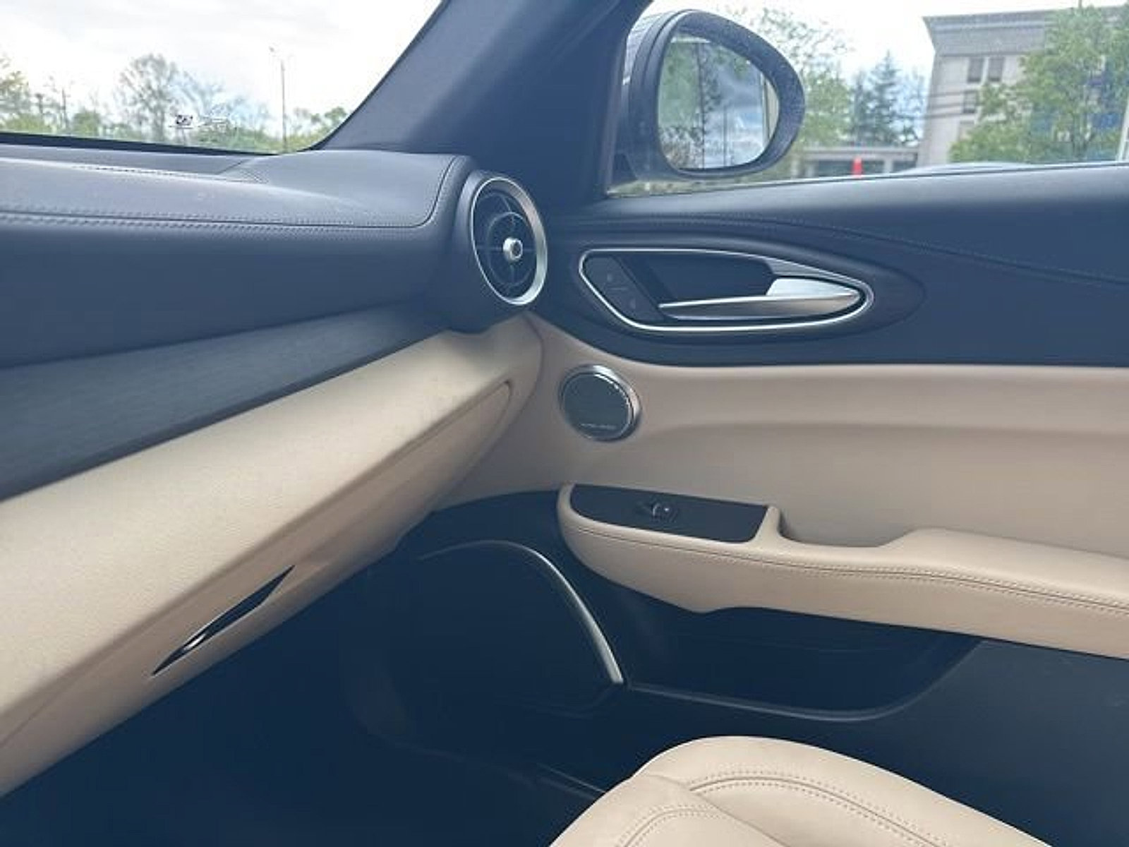 Used 2023 Alfa Romeo Giulia AWD w/ Quick Order Package 22X Lusso image 16