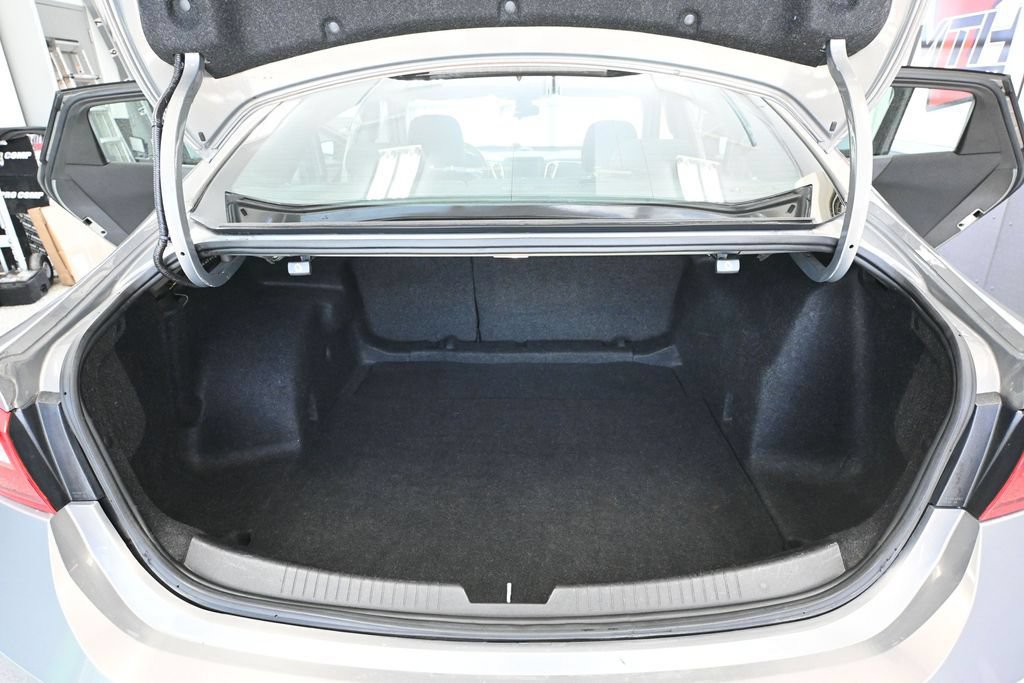 Used 2017 Chevrolet Malibu LT FWD image 39