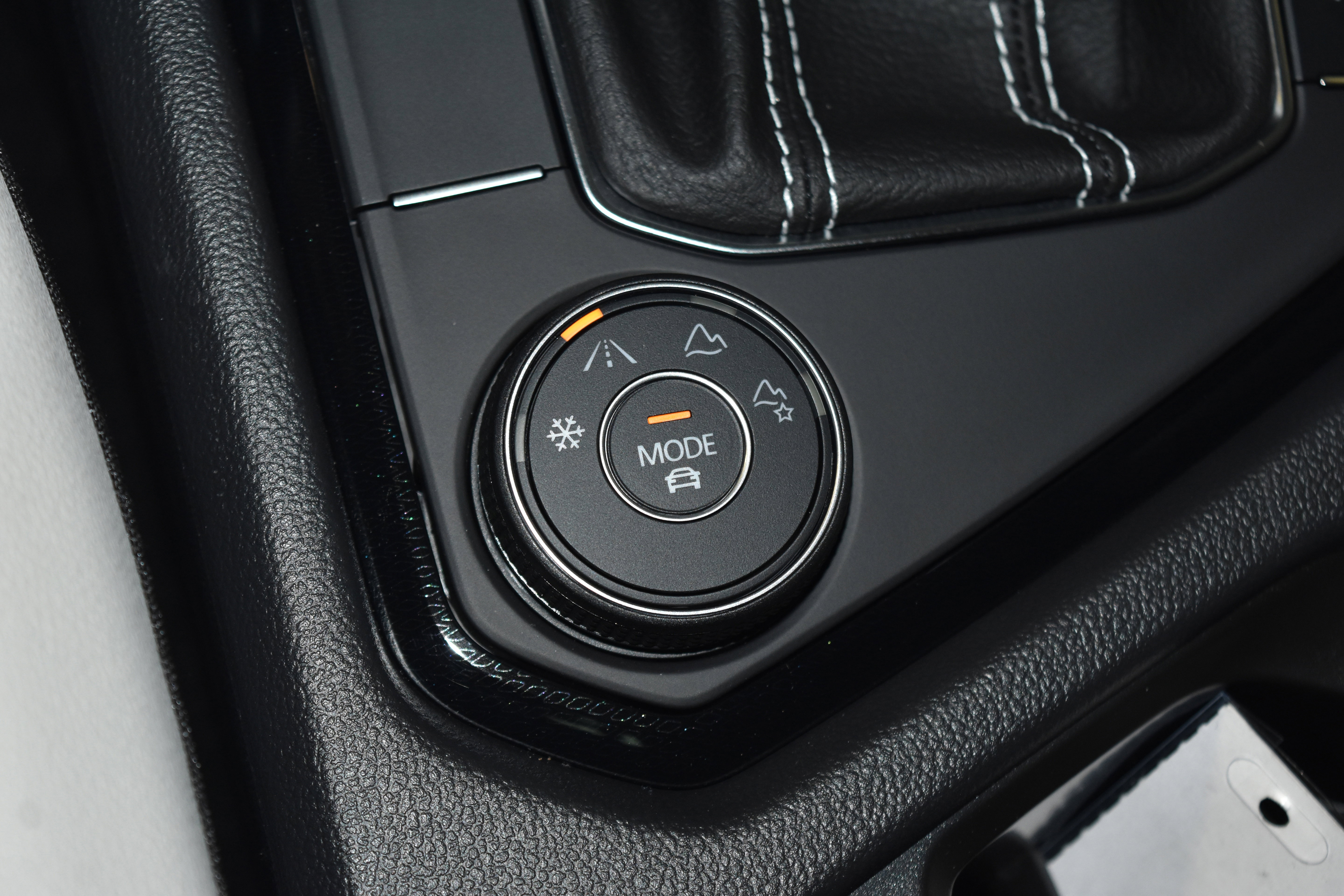 New 2025 Volkswagen Taos SE image 13