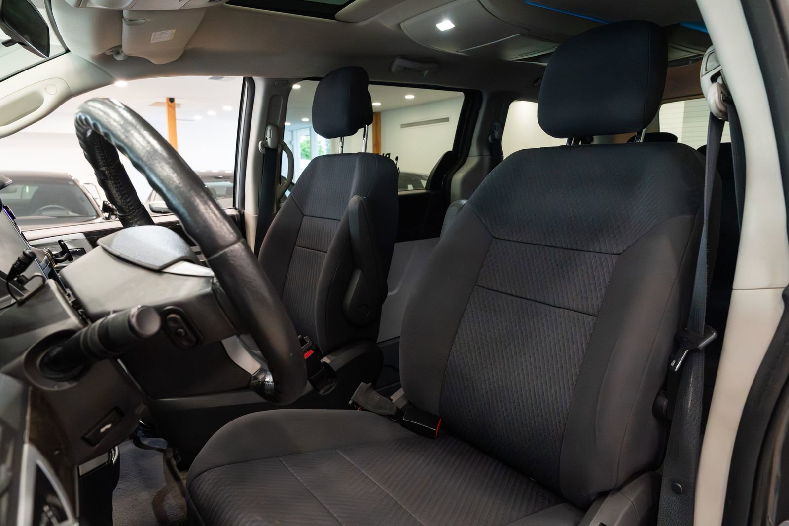Used 2010 Dodge Grand Caravan SXT FWD image 7