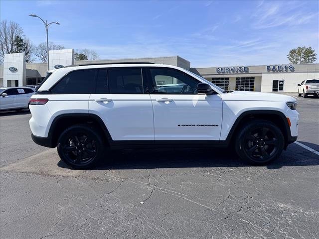 Used 2022 Jeep Grand Cherokee Altitude image 3
