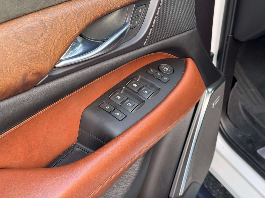 Used 2018 Cadillac Escalade Premium Luxury AWD/4WD image 19