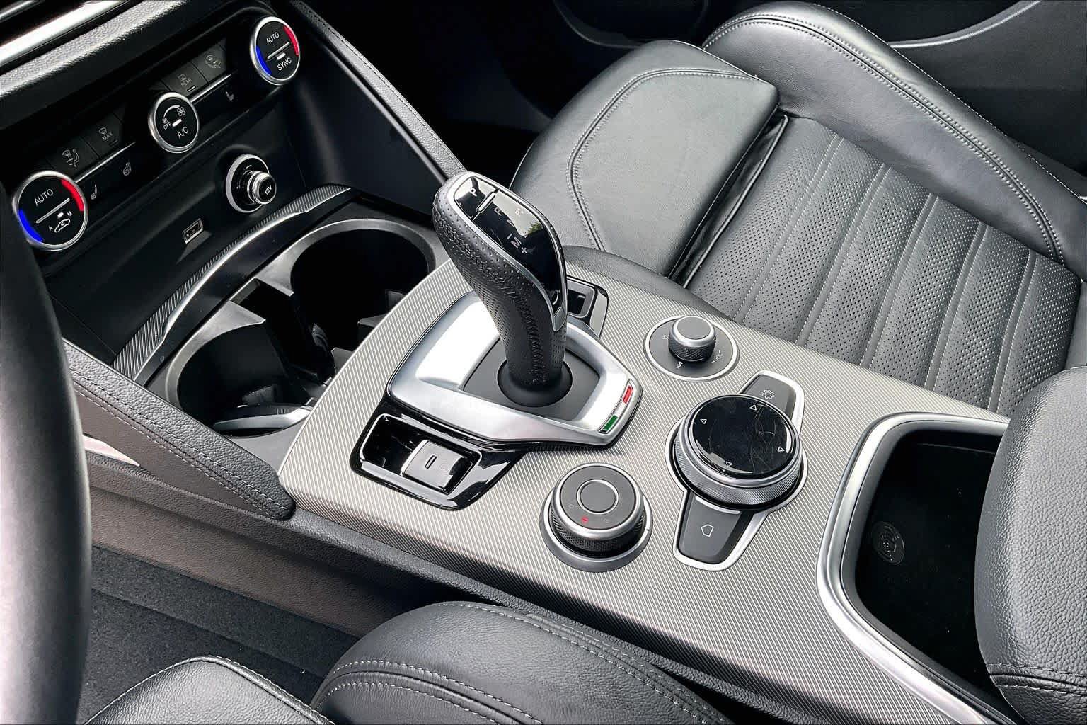 Used 2023 Alfa Romeo Stelvio Veloce AWD/4WD image 32