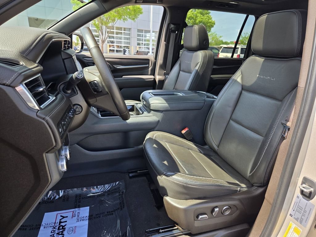 Used 2021 GMC Yukon XL Denali w/ Denali Premium Package image 9