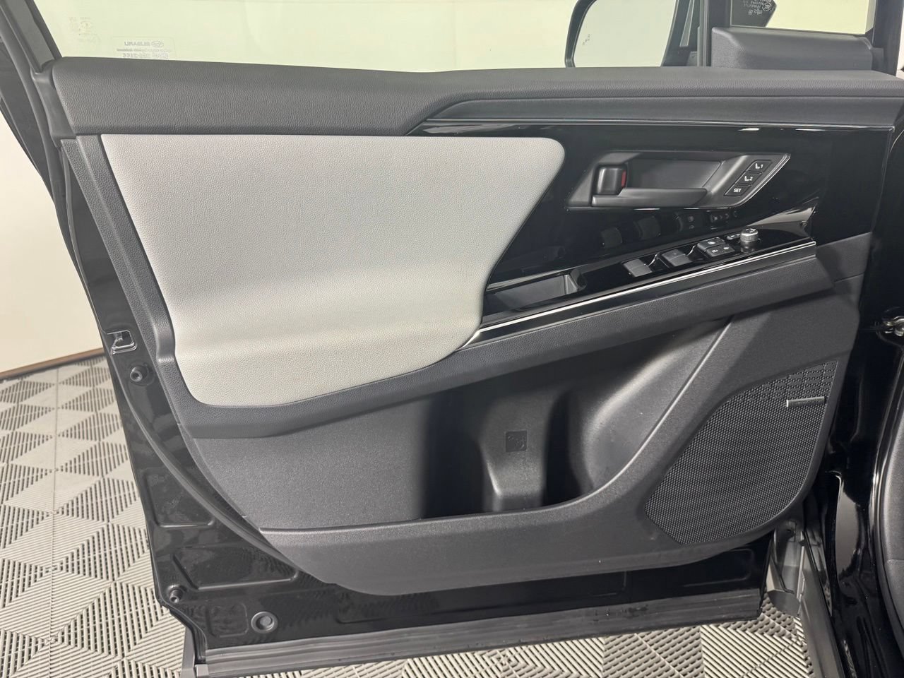 Used 2023 Subaru Solterra AWD image 9