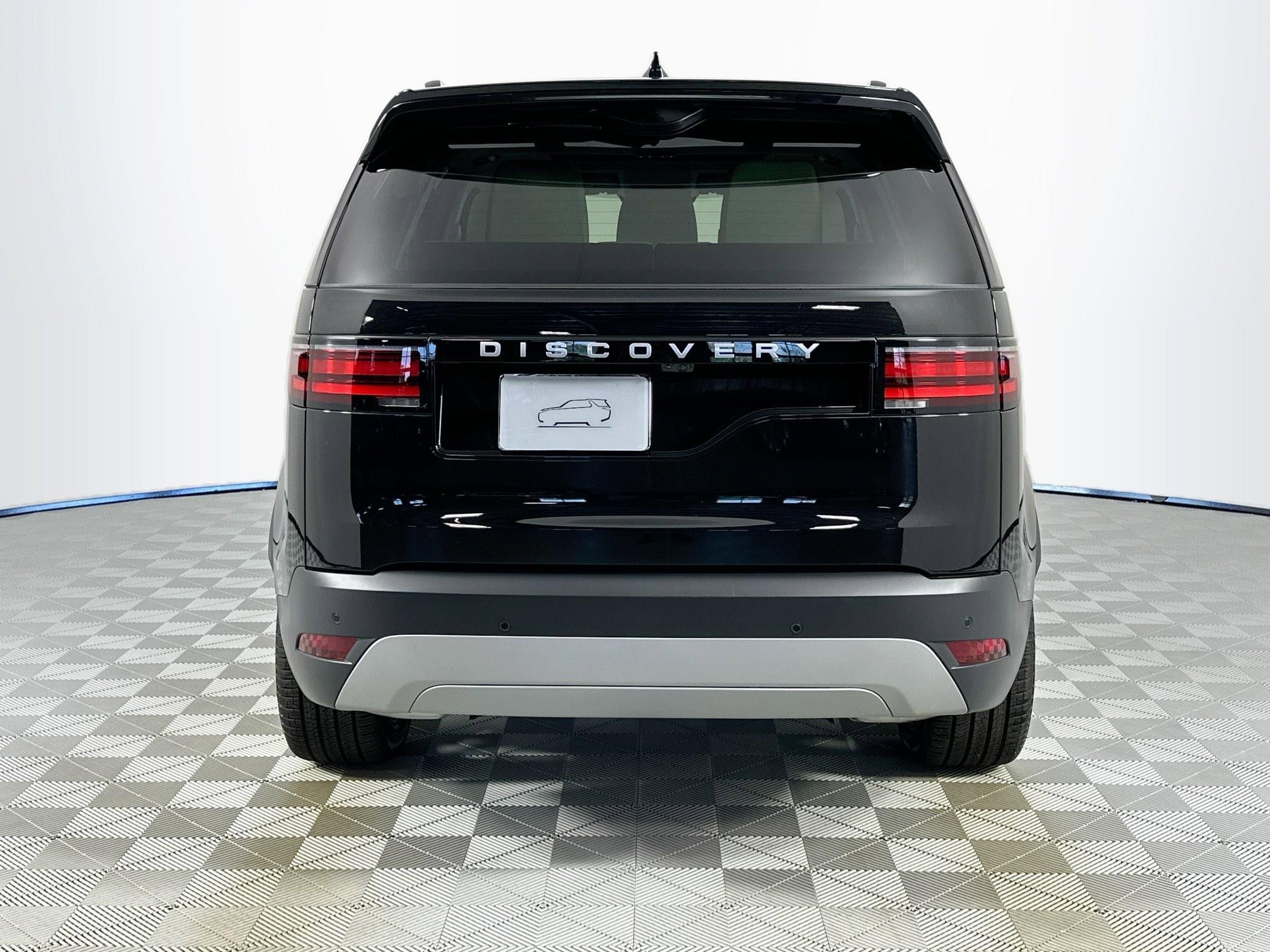 Used 2025 Land Rover Discovery S image 6