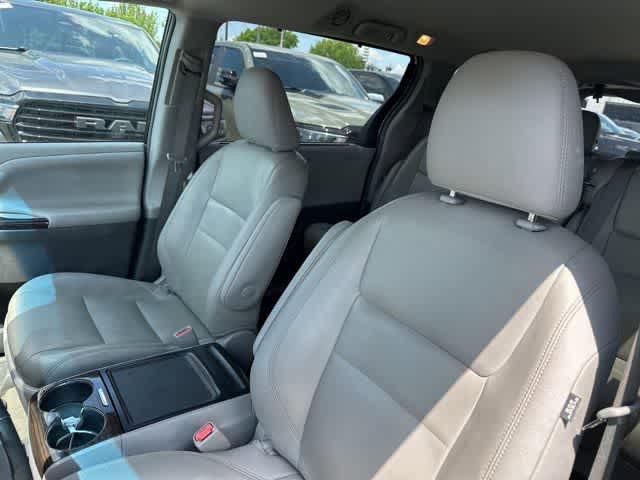 Used 2017 Toyota Sienna XLE FWD image 4