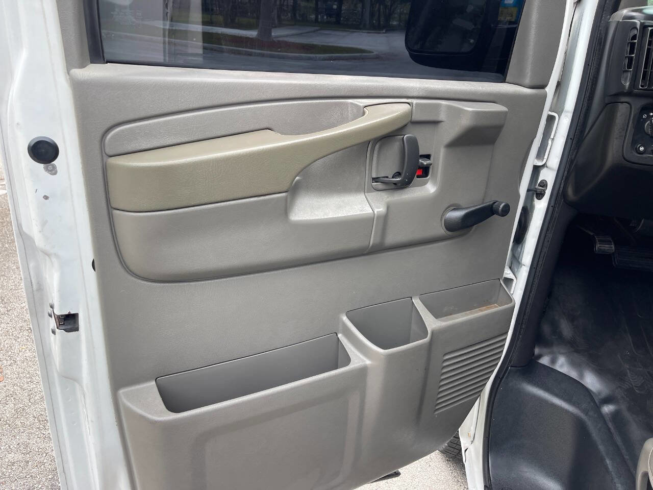 Used 2004 Chevrolet Express 1500 RWD image 17