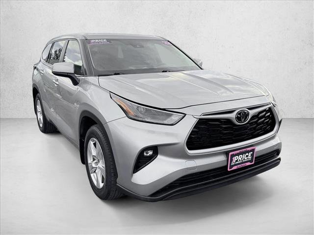 Used 2024 Toyota Highlander LE image 3
