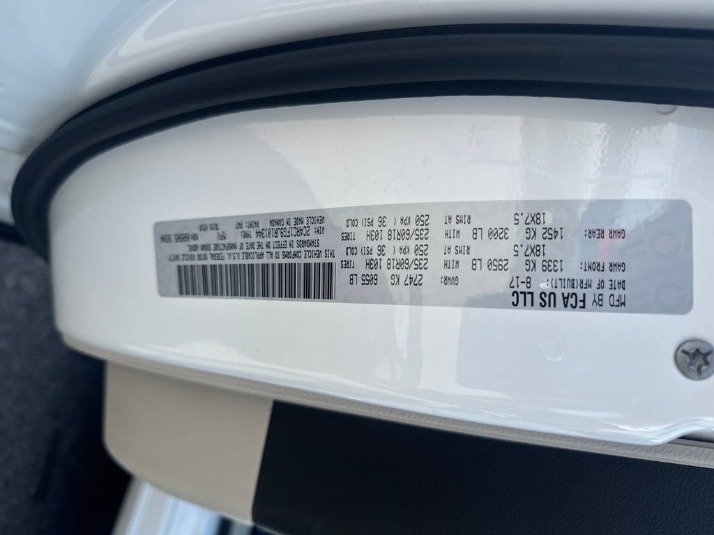 Used 2018 Chrysler Pacifica Touring Plus w/ Tire & Wheel Group FWD image 32