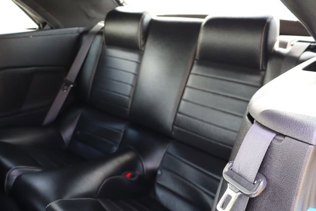 Used 2010 Ford Mustang Convertible image 7
