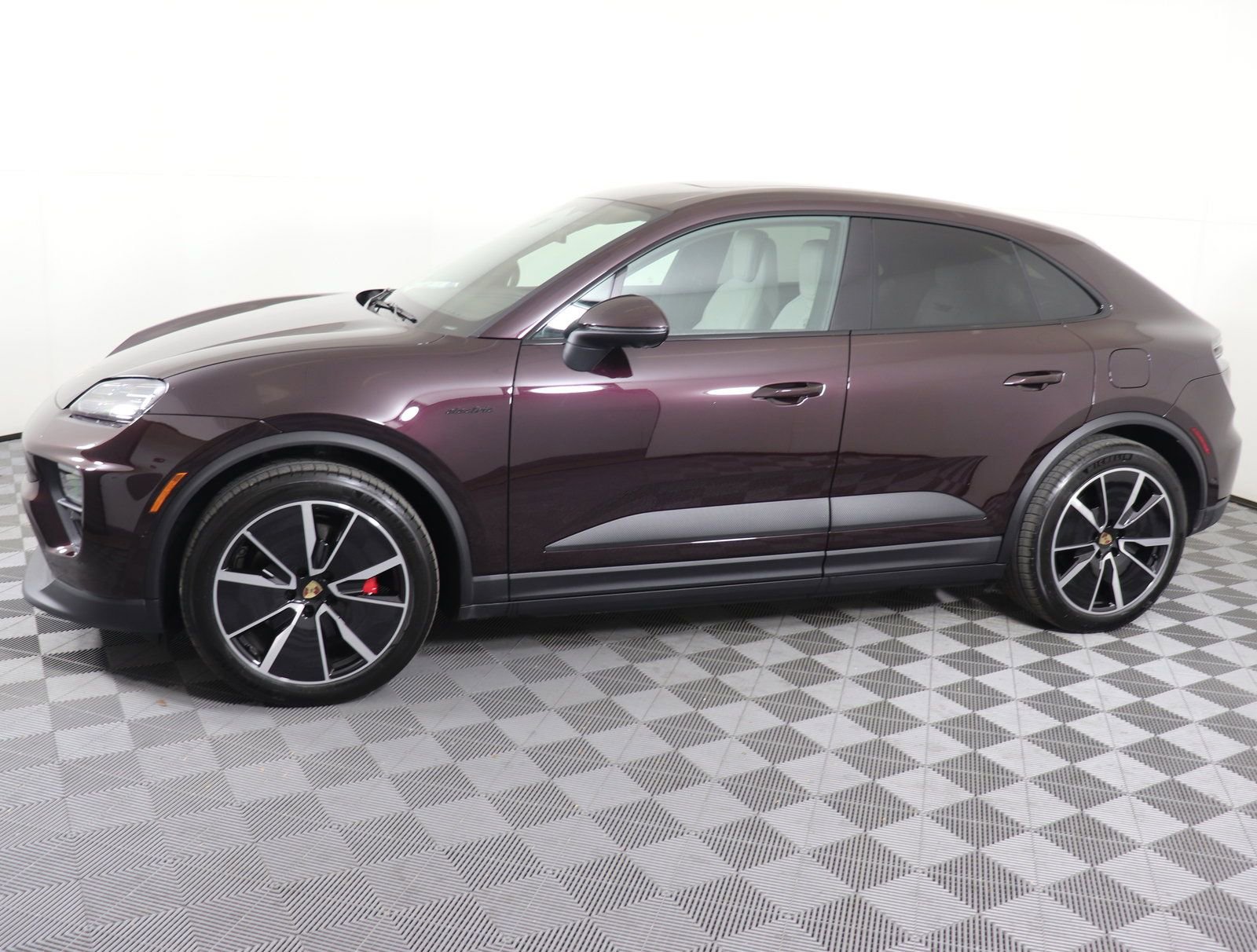 Certified 2025 Porsche Macan 4S Electric AWD/4WD image 2