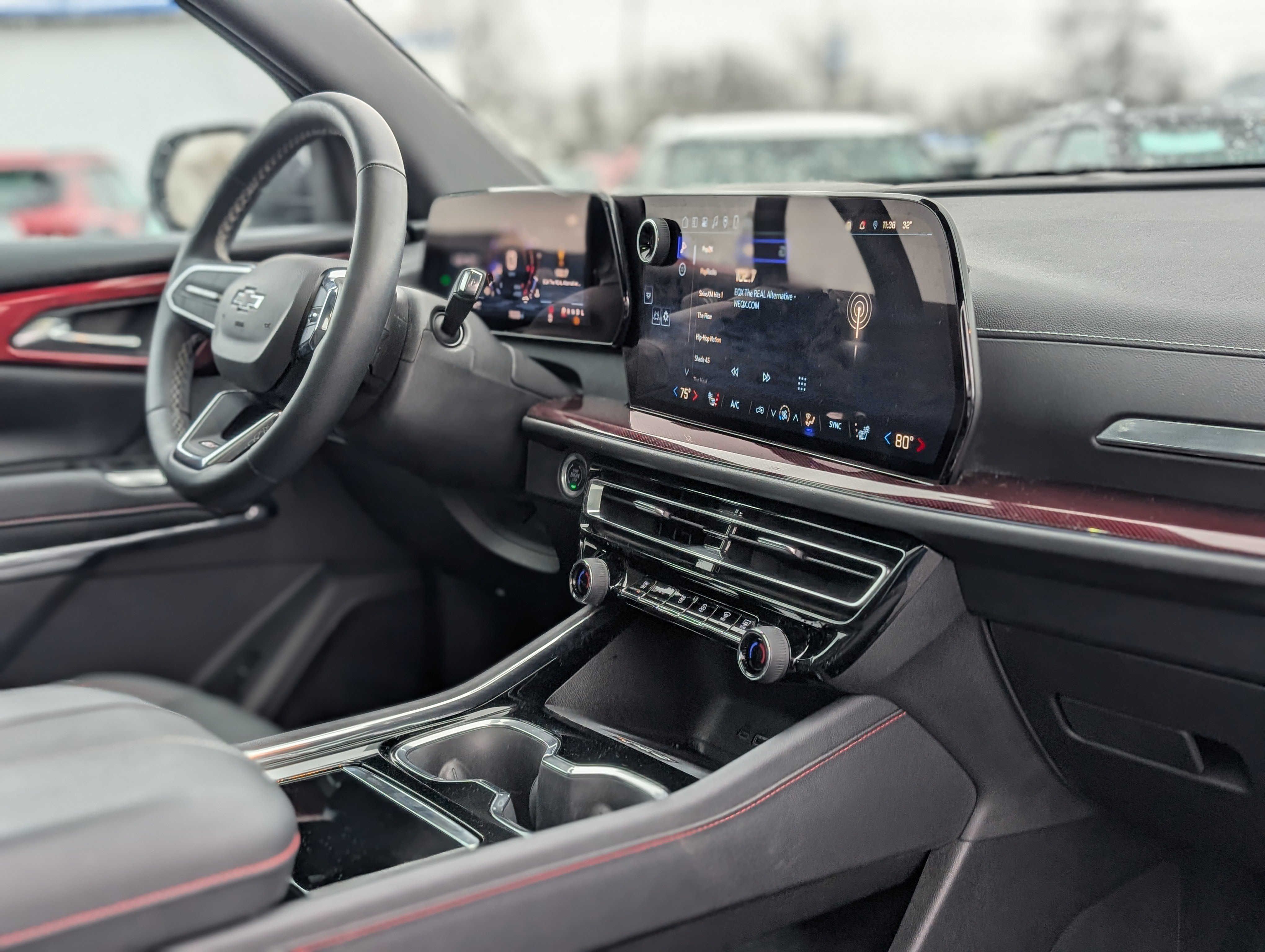 Used 2025 Chevrolet Traverse Z71 image 46