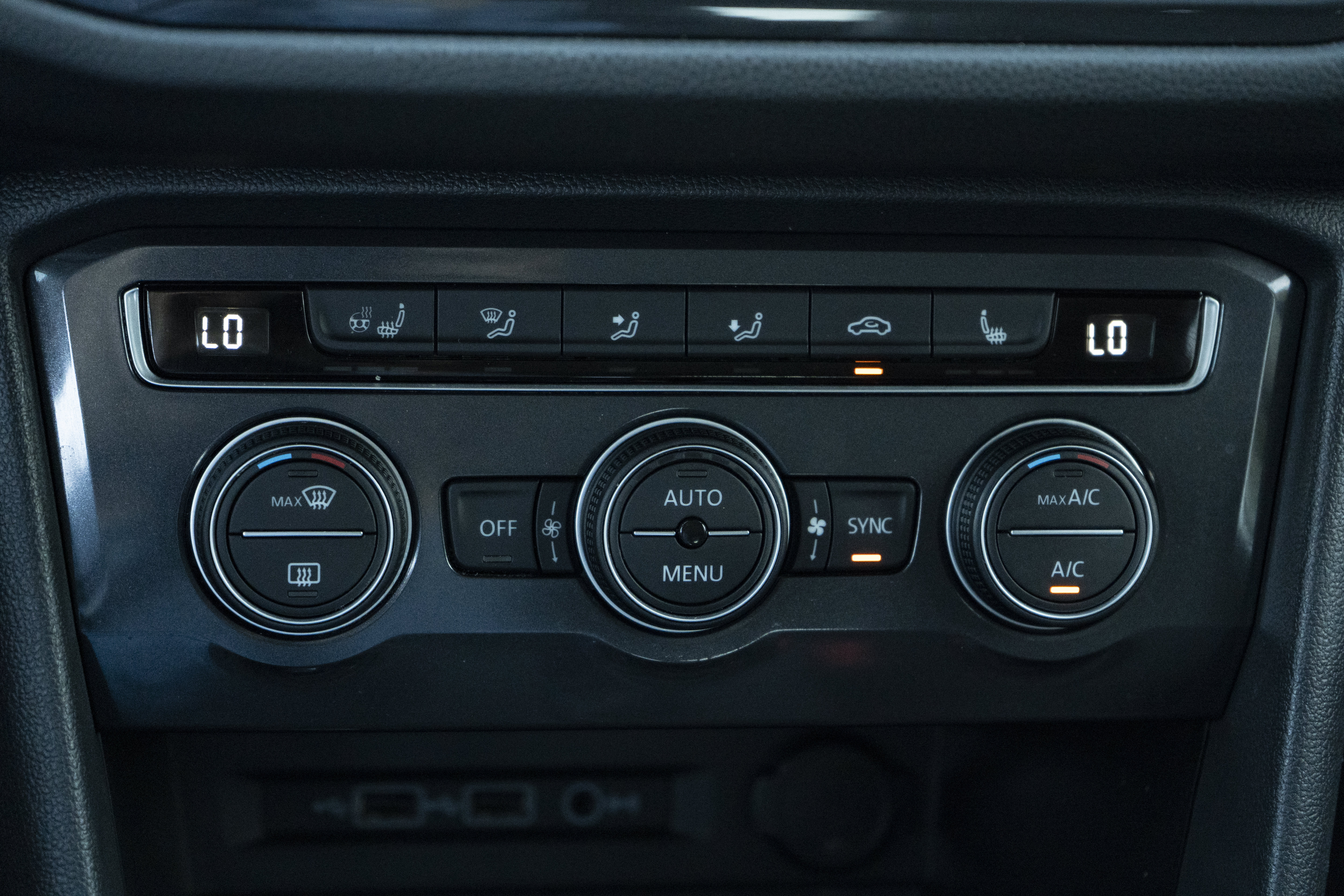 Certified 2020 Volkswagen Tiguan SEL FWD image 31