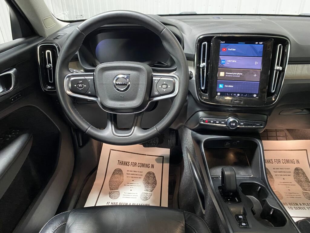 Used 2023 Volvo XC40 B5 Core image 8