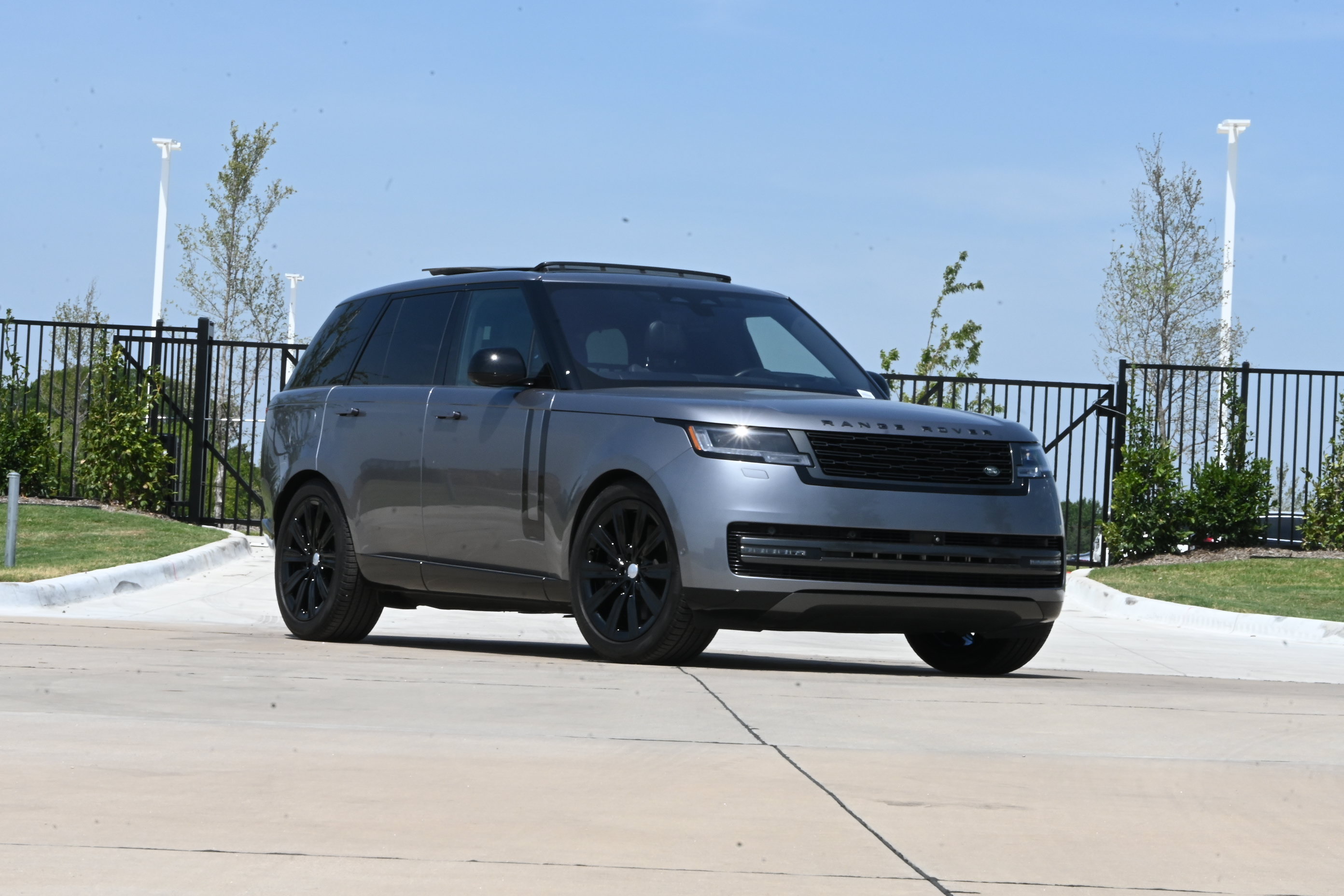 Used 2023 Land Rover Range Rover SE AWD/4WD image 2