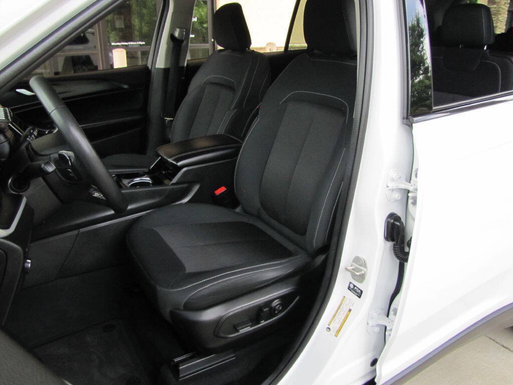 Used 2023 Jeep Grand Cherokee L Laredo RWD image 15
