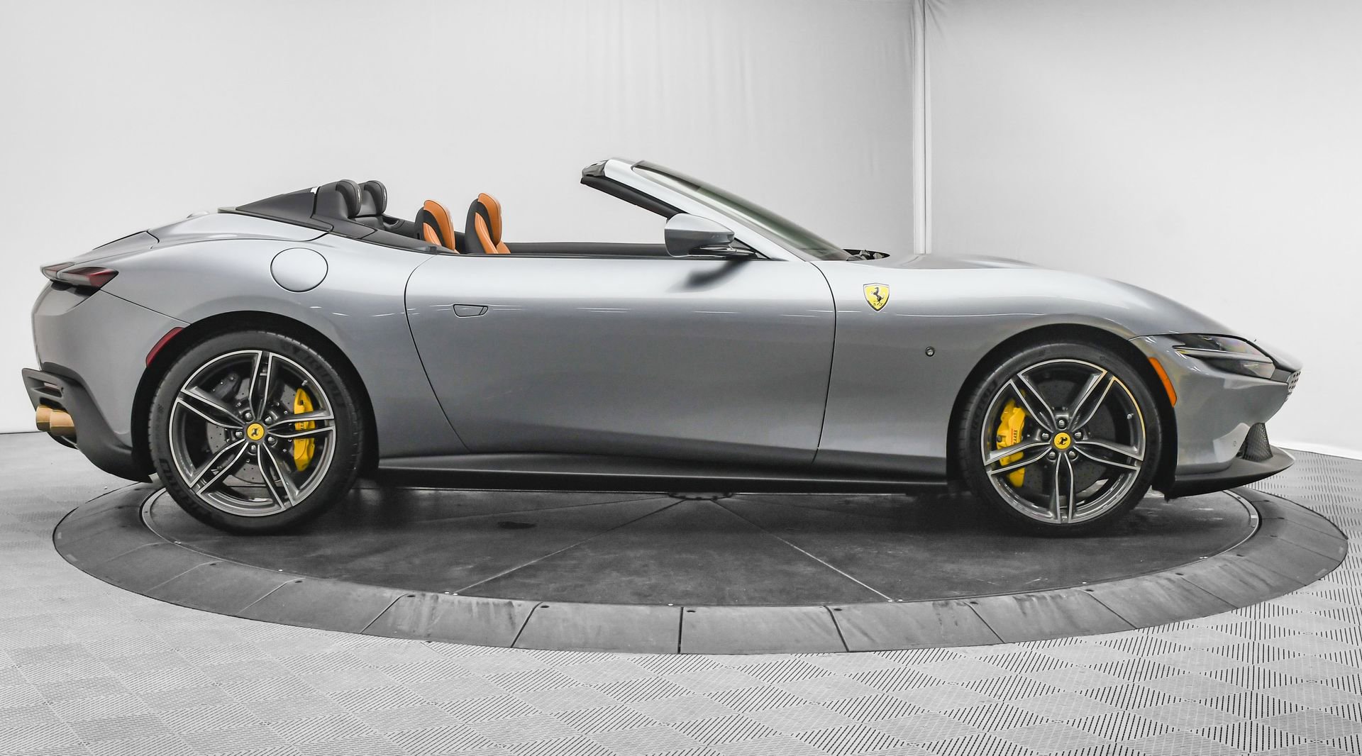 Used 2025 Ferrari Roma Spider image 9