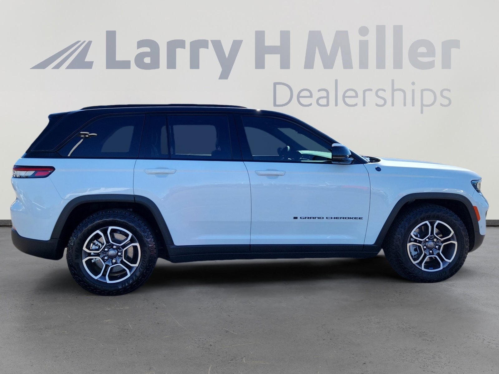 Used 2024 Jeep Grand Cherokee Trailhawk w/ Advanced Protech Group II image 6