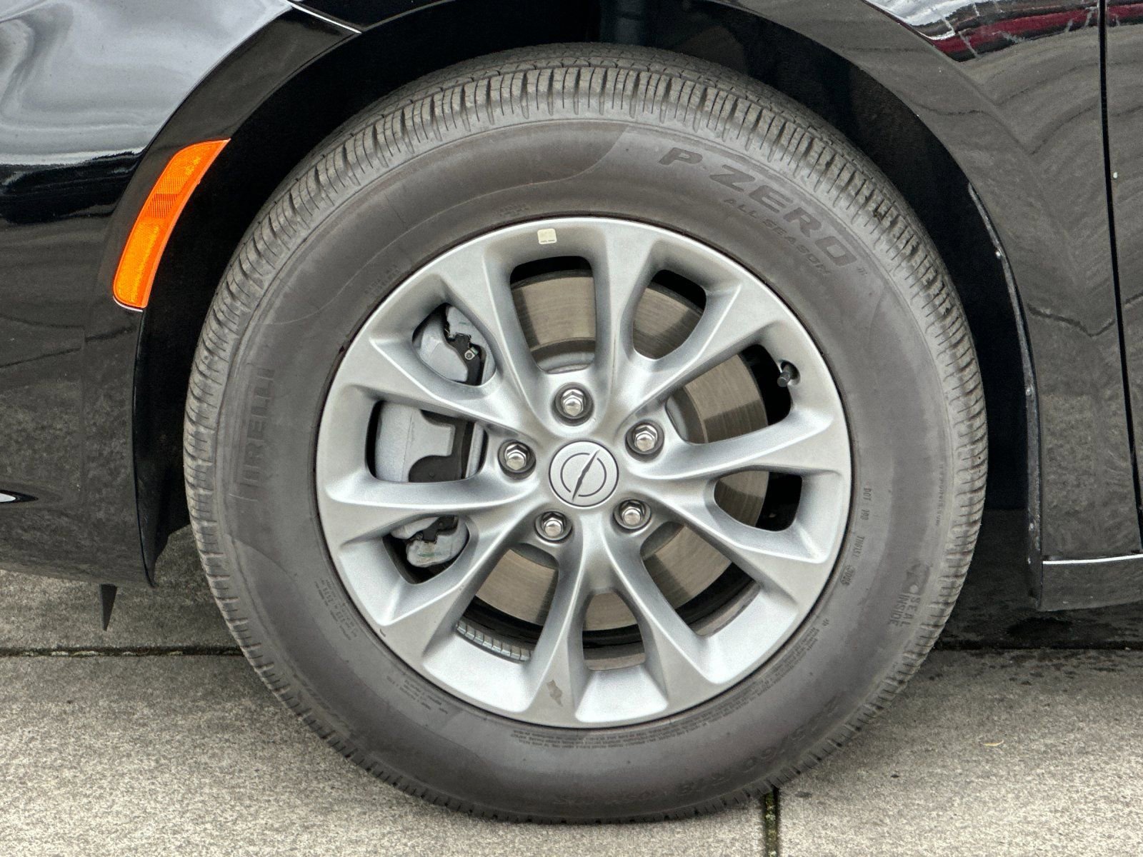 Used 2026 Chrysler Pacifica Limited image 24