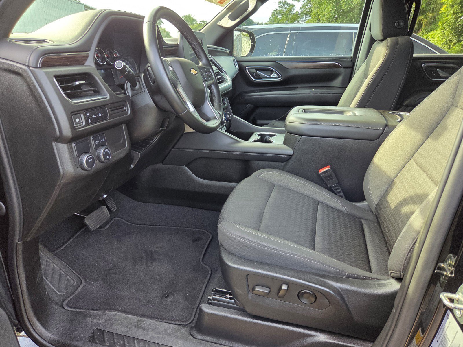 Used 2023 Chevrolet Suburban LS RWD image 5