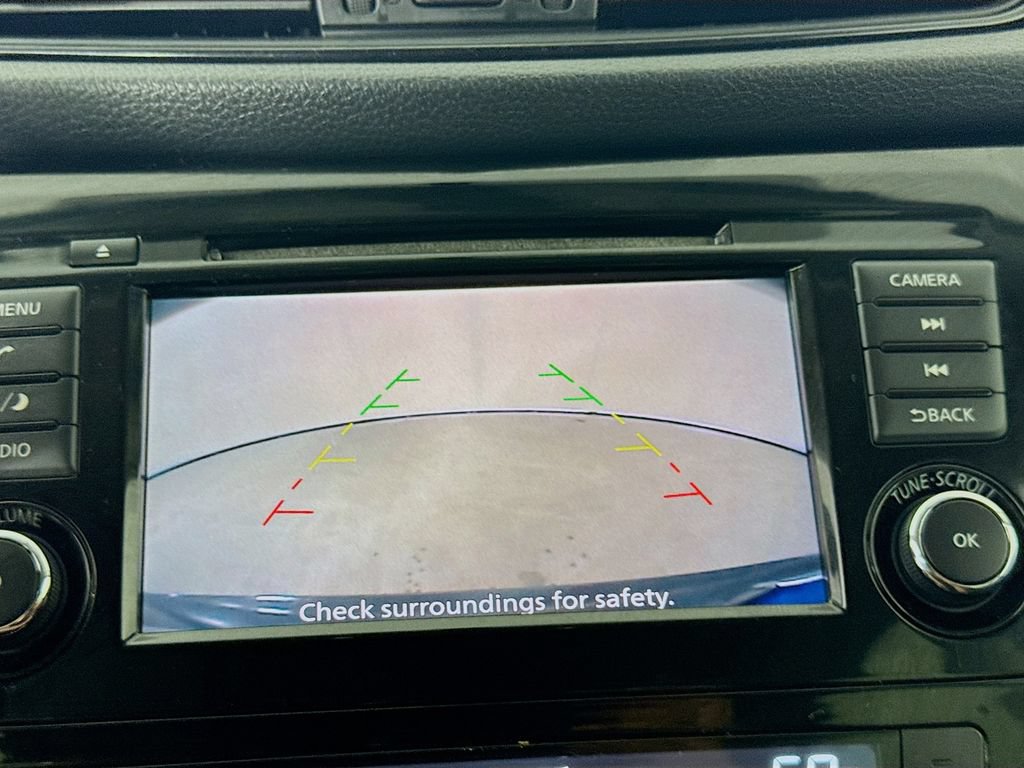 Used 2018 Nissan Rogue SV AWD/4WD image 16