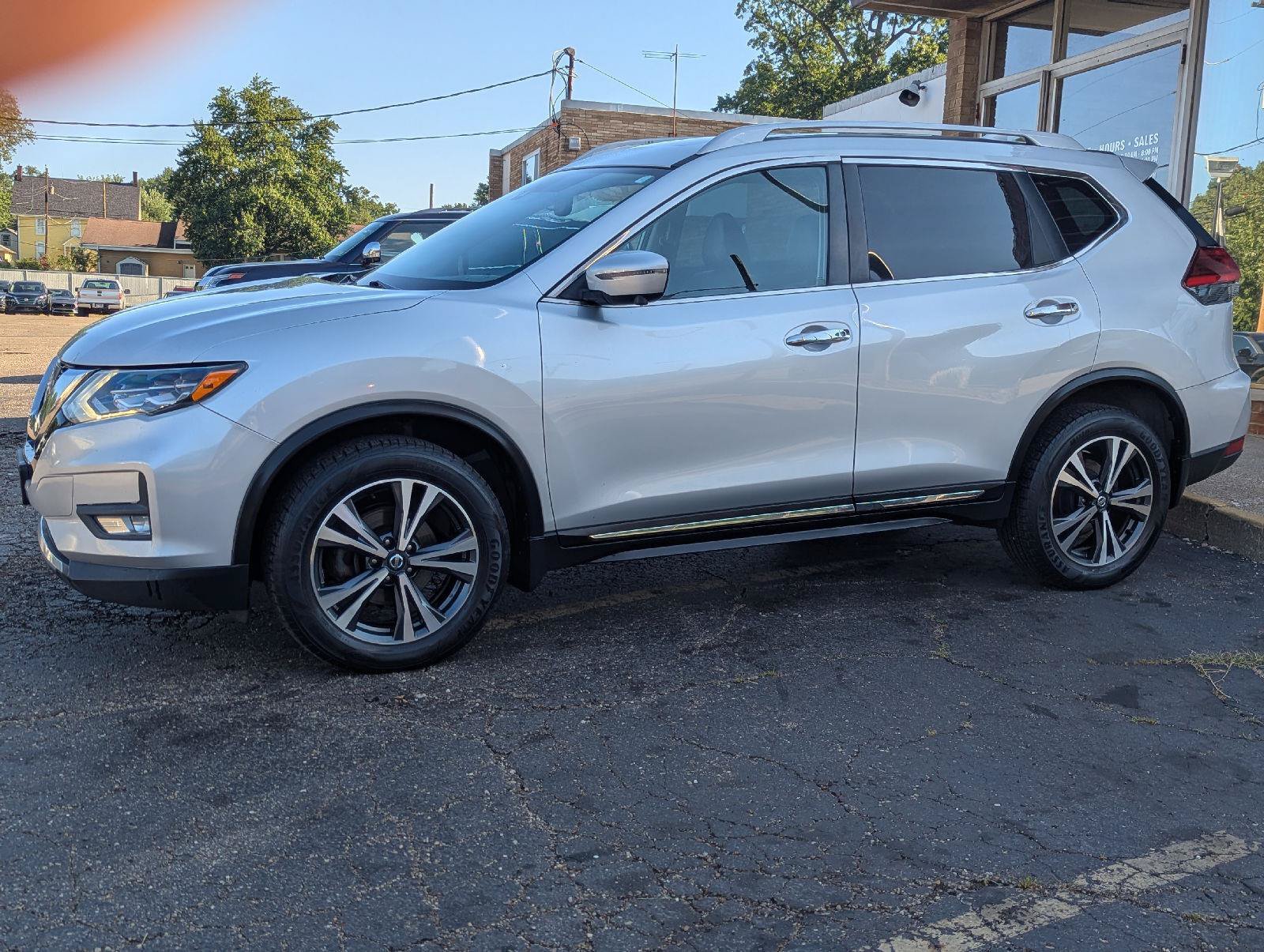 Used 2017 Nissan Rogue SL w/ SL Premium Package AWD/4WD image 4