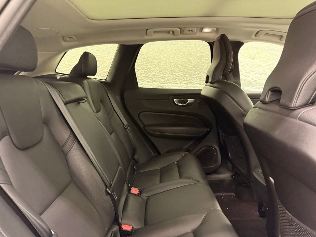Used 2023 Volvo XC60 B5 Plus image 26
